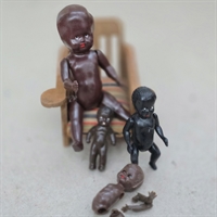 moerke-baby-gamle-dukkeboern-plastikdukker-gammelt-legetoej